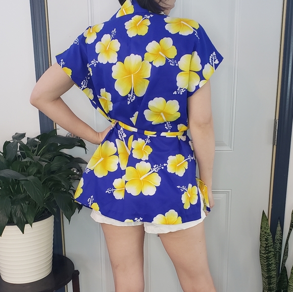 Vintage Hilo Hatties Hawaiian Shirt with Belt - Picture 3 of 6